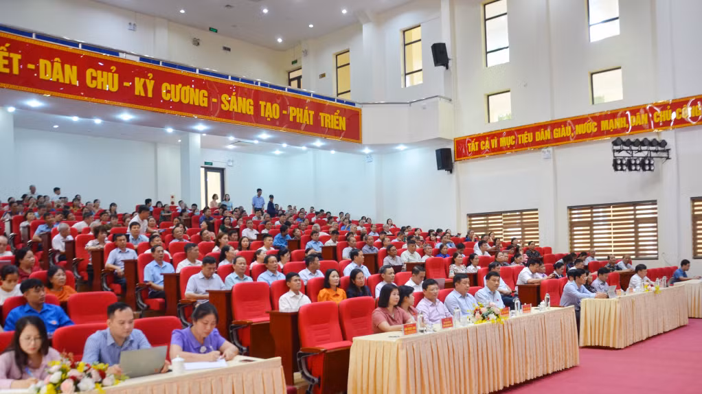 Quang cảnh tiếp xúc cử tri tại TP Uông Bí.
