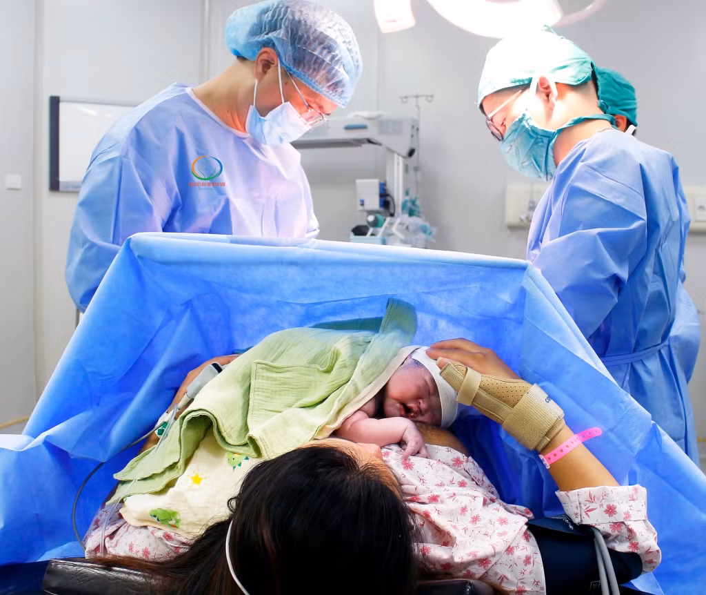 Ca mổ lấy thai cho sản phụ tại Bệnh viện Sản Nhi Quảng Ninh.