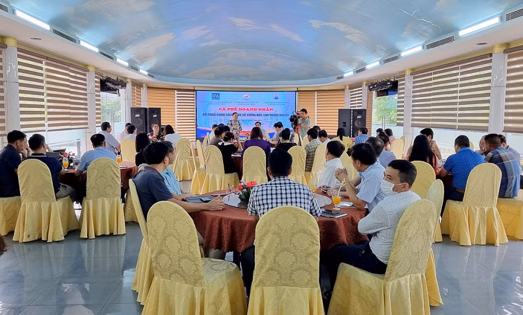 Chương trình "Cafe doanh nhân" được các sở, ngành chức năng của tỉnh phối hợp với Hiệp hội Doanh nghiệp tỉnh tổ chức định kỳ để lắng nghe các ý kiến, đối thoại với cộng đồng doanh nghiệp, nhà đầu tư.