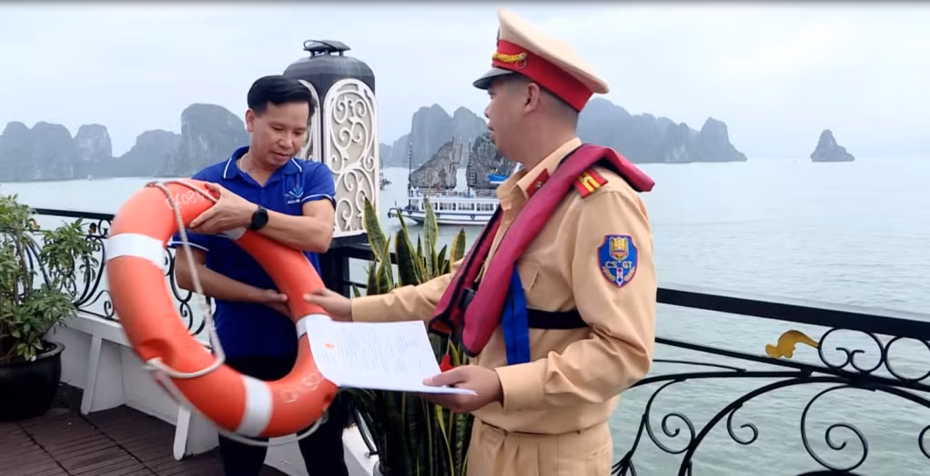 Lực lượng Cảnh sát Đường thủy kiểm tra trang thiết bị cứu sinh trên tàu tham quan du lịch Vịnh Hạ Long.