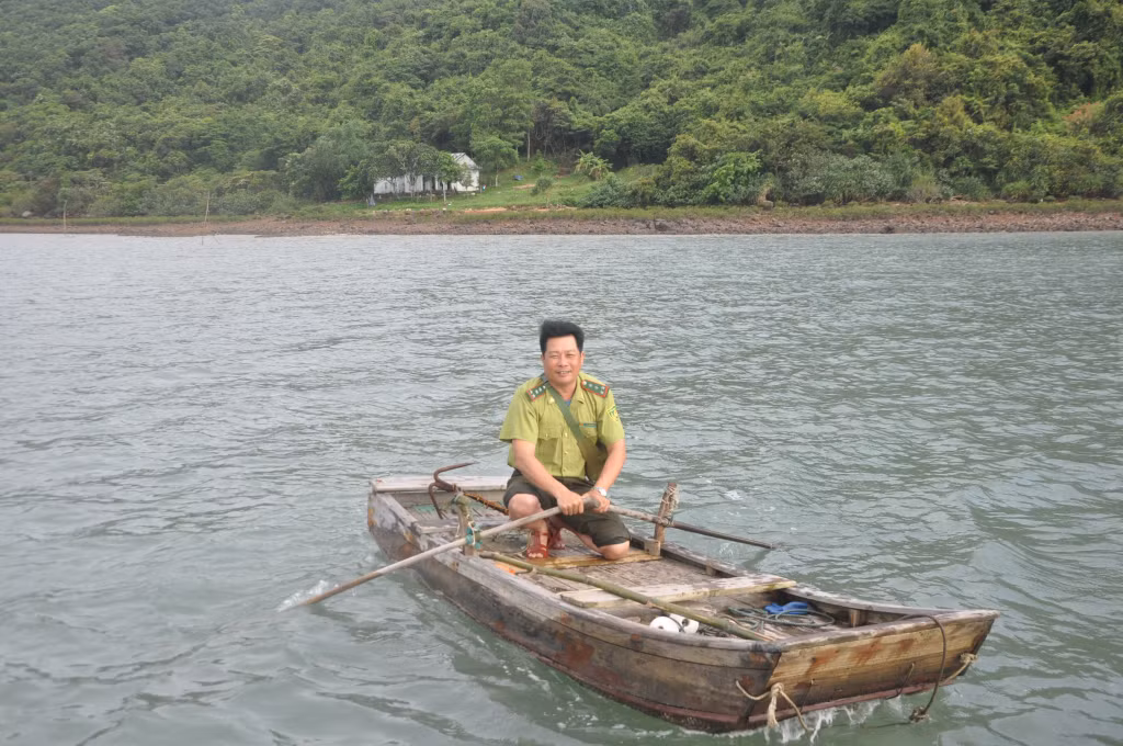Anh Chiến chèo mảng ra đón khách vì nước cạn, xuồng không thể cập vào cầu tàu Cái Lim.