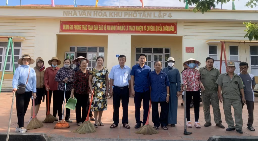 Ông Bùi Thọ Dao (thứ 8 trái sang) Bí thư Chi bộ, Trưởng khu Tân Lập 4, phường Cẩm Thủy cùng chi hội đoàn thể tham gia dọn vệ sinh môi trường tại khu phố.