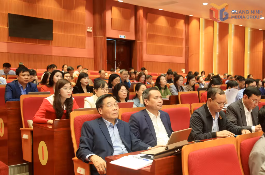 Các đại biểu lắng nghe các chuyên đề.