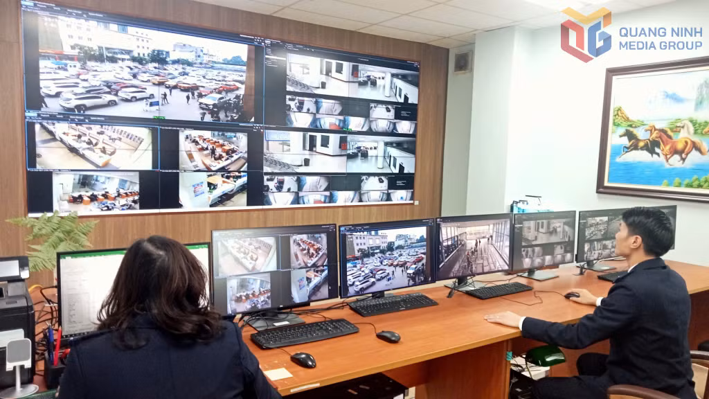 Cán bộ Hải quan Cửa khẩu quốc tế Móng Cái (Chi cục Hải quan khu vực VIII) giám sát hoạt động XNK các cửa khẩu, lối mở qua hệ thống camera trực tuyến.