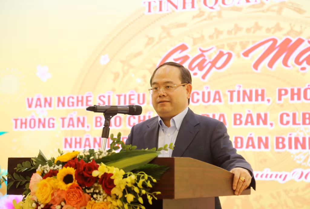 Đồng chí Quản Minh Cường, Ủy viên Trung ương Đảng, Bí thư Tỉnh ủy, Trưởng đoàn ĐBQH tỉnh phát biểu tại buổi gặp mặt. 