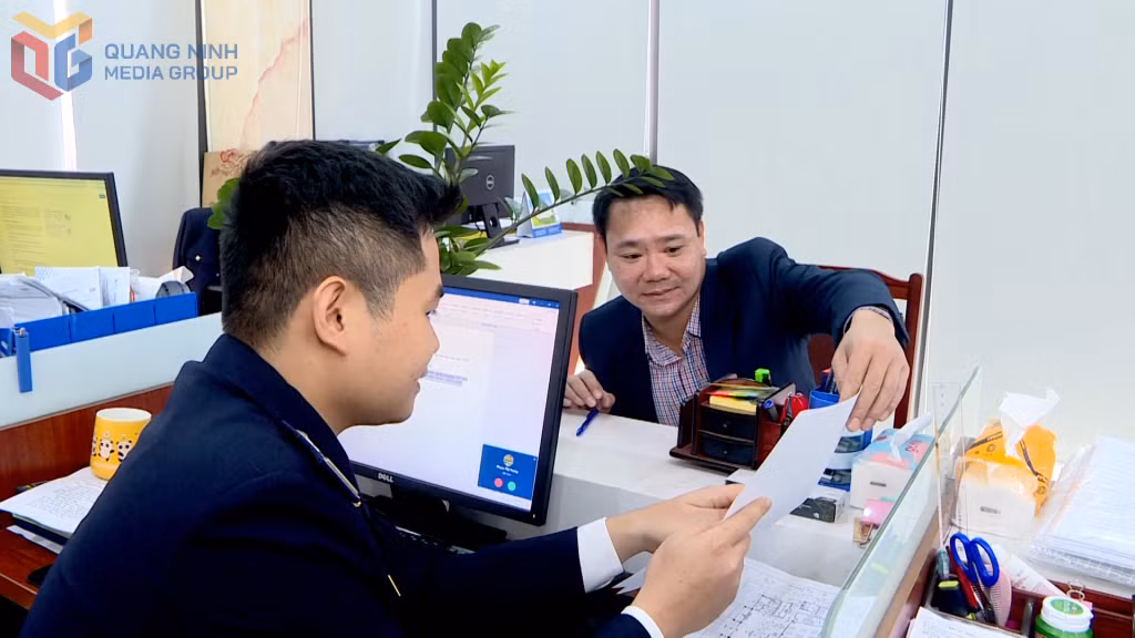 Công chức Hải quan cửa khẩu cảng Cẩm Phả tận tình hướng dẫn doanh nghiệp làm thủ tục.