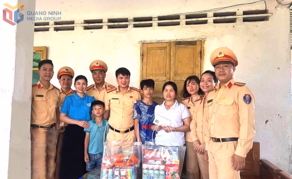 Cán bộ, chiến sĩ Phòng CSGT Công an tỉnh thăm, tặng quà cho 2 em Đỗ Đức Long, Đỗ Đức Lương (thôn 7, đặc khu Vân Đồn).