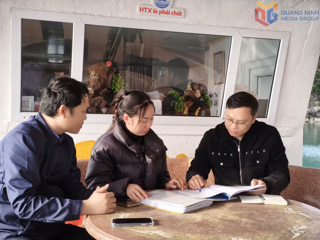 Được giao khu vực biển nuôi trồng thủy sản giúp các hộ dân yên tâm đầu tư sản xuất. (Trong ảnh: Chị Nguyễn Thị Lệ trao đổi với cán bộ đặc khu về dự kiến đầu tư khi hoàn thành việc giao khu vực biển trong khu vực)