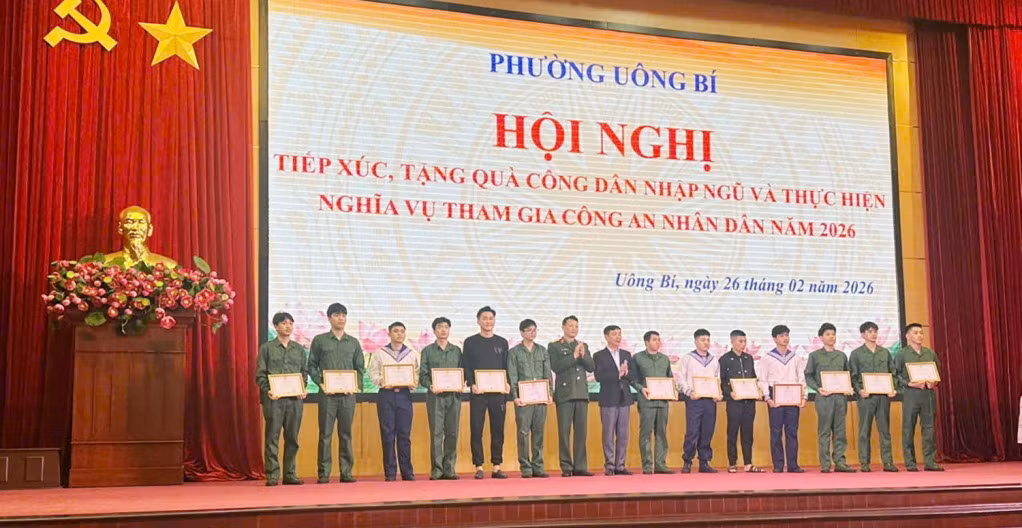 Các thanh niên hăng hái thực hiện nghĩa vụ quân sự được khen thưởng tại hội nghị.