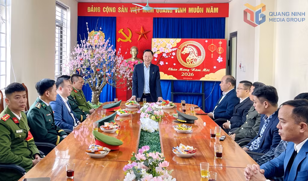 Đồng chí Phó Chủ tịch UBND tỉnh thăm, chúc Tết cán bộ, chiến sĩ Công an xã Vĩnh Thực.
