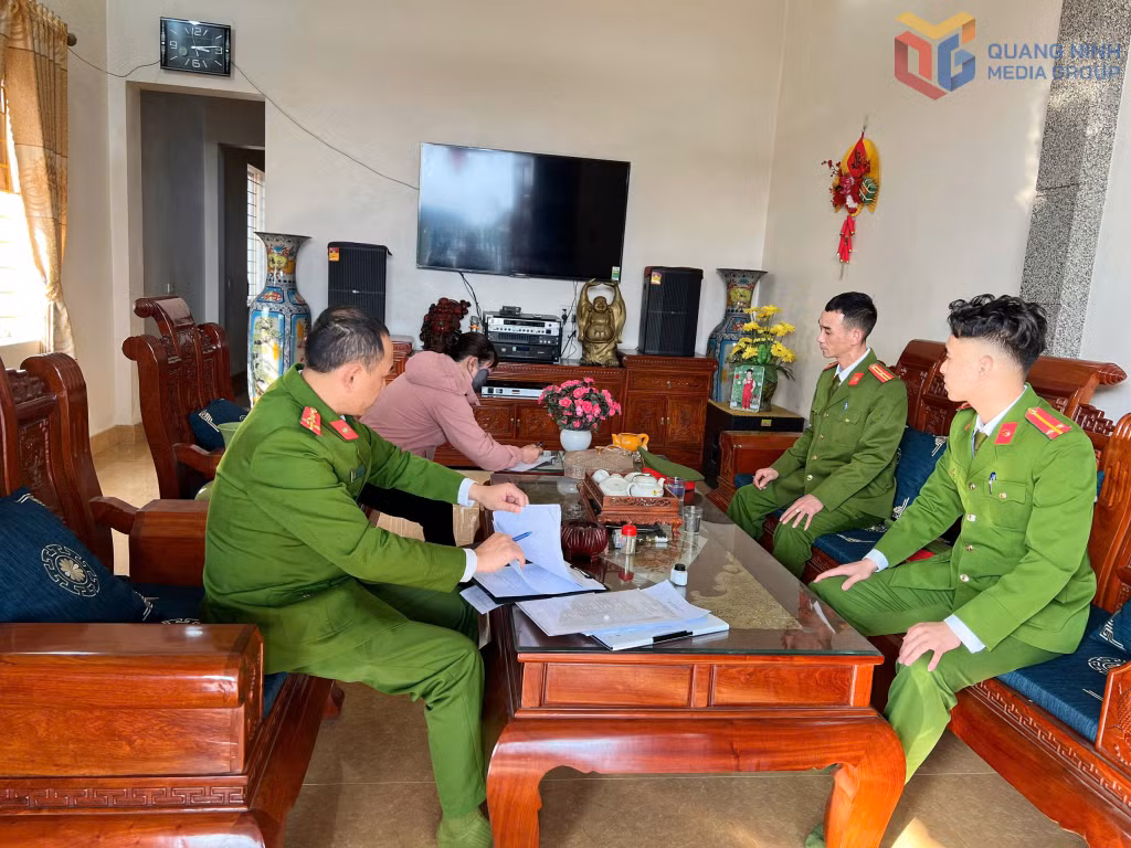 Công an phường Hà An nắm bắt tình hình cư trú tại hộ gia đình.