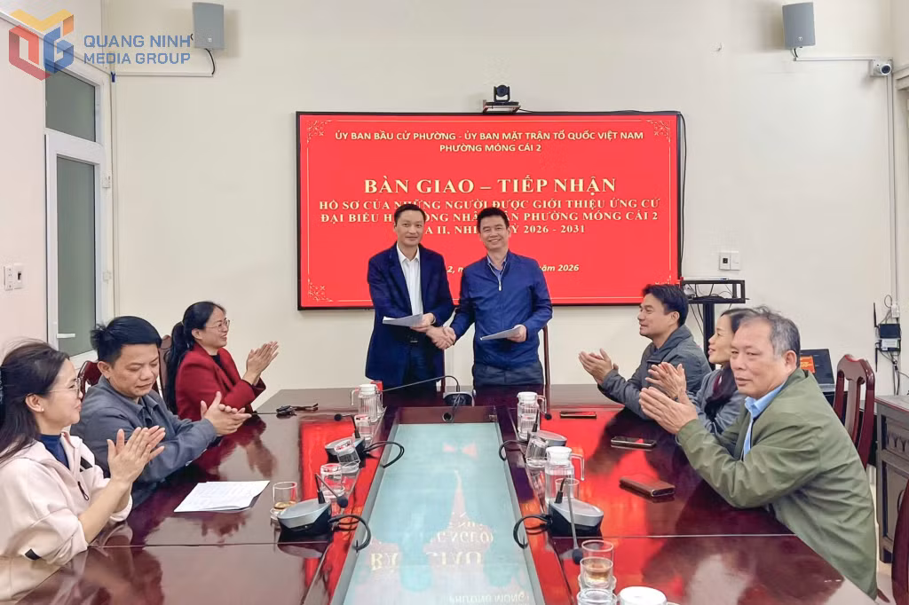 Ủy ban MTTQ phường Móng Cái 2 phối hợp tiếp nhận hồ sơ của những người được giới thiệu ứng cử đại biểu HĐND phường.