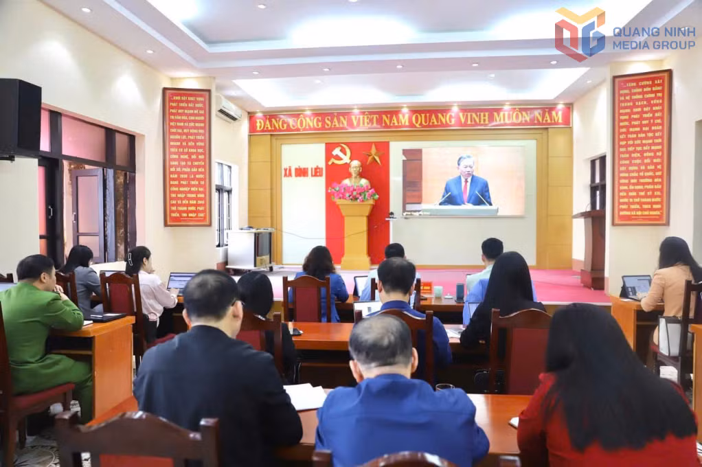 Cán bộ, đảng viên xã Bình Liêu theo dõi nội dung quán triệt các Nghị quyết.