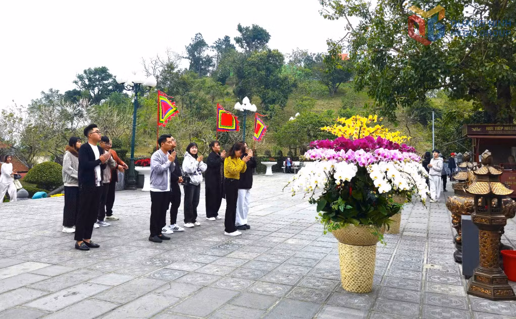 Người dân và du khách thành tâm chiêm bái tại Đền Cửa Ông, phường Cửa Ông.
