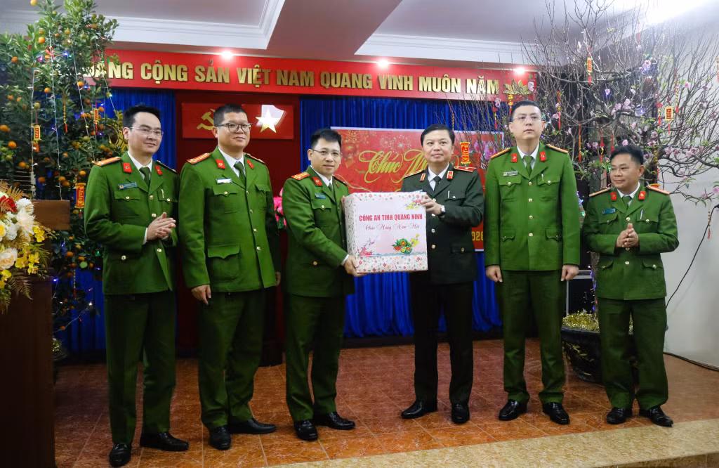 Thiếu tướng Nguyễn Tiến Trung, Giám đốc Công an tỉnh, thăm, chúc Tết, trao quà cho CBCS Công an phường Móng Cái 1.