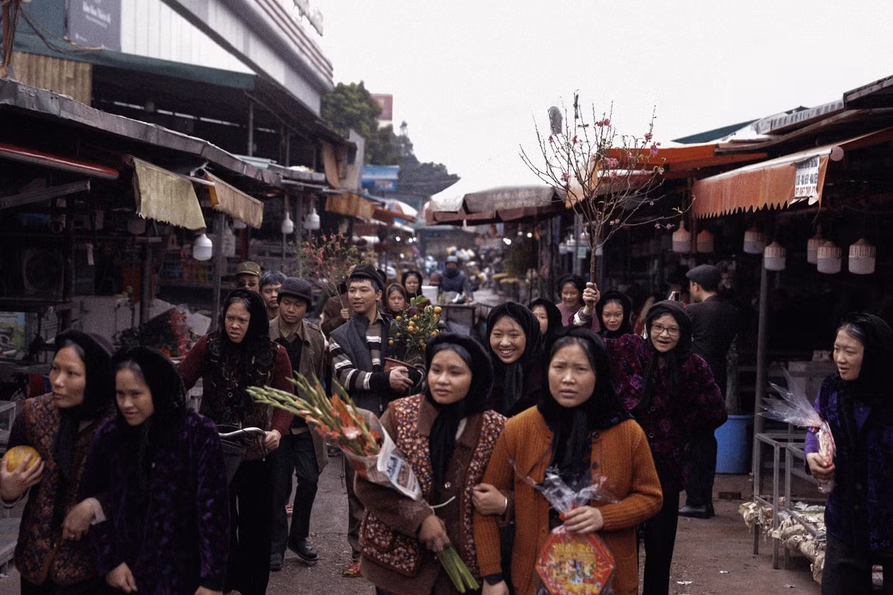 Chợ quê miền Bắc được tái hiện qua khoảnh khắc những bước chân các cụ già nô nức sắm Tết, với hình ảnh bánh chưng xanh, cành đào, cây quất...