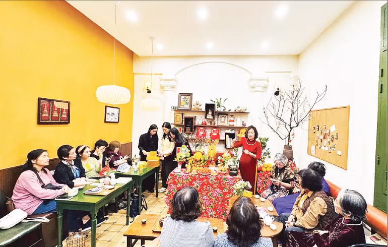 Không gian workshop “Mâm cúng giao thừa - Nét đẹp văn hóa của người Việt” thu hút đông đảo người tham gia. (Ảnh NVCC)