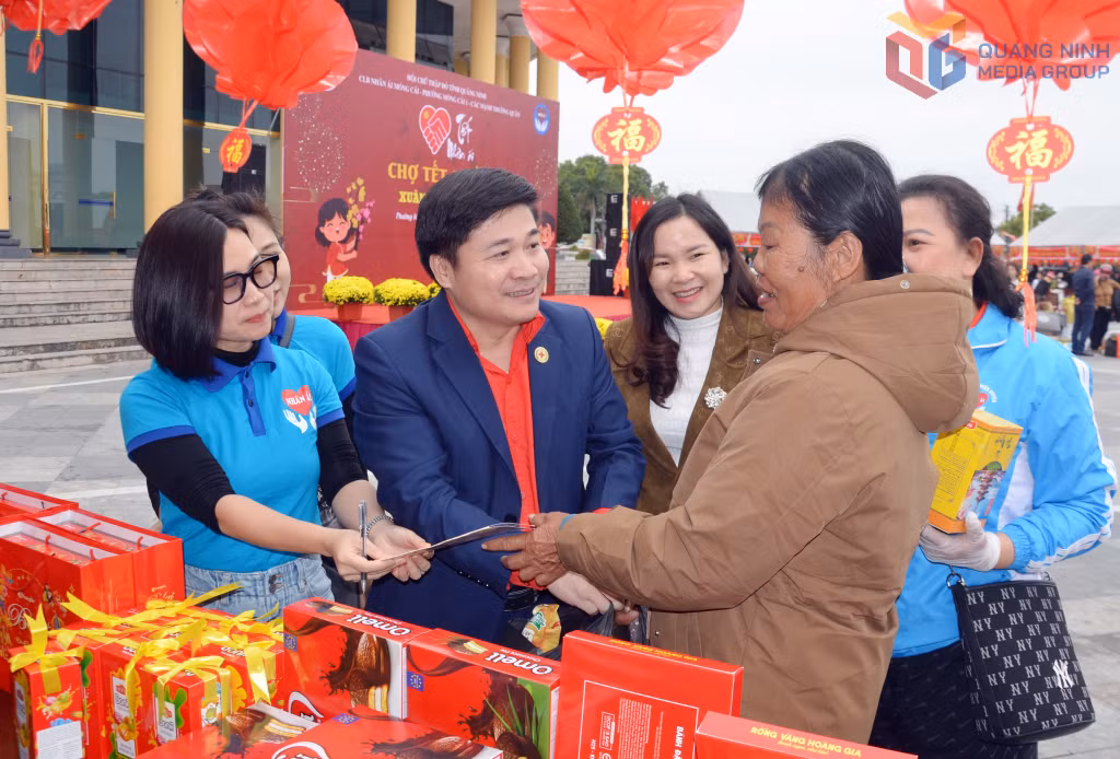 Chủ tịch Hội Chữ thập đỏ tỉnh Lý Văn Thành hỏi han người dân được tham gia lựa chọn sản phẩm tại 