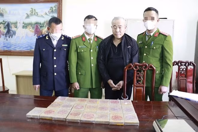 Lực lượng Công an bắt giữ đối tượng trong đường dây mua bán ma túy, thu giữ 22 bánh heroin. Ảnh: Hồ Hưng