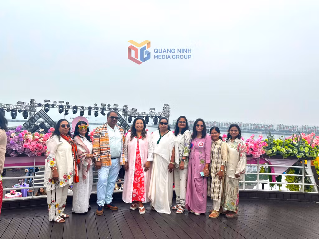 Du khách chụp hình lưu giữ lại kỷ niệm tại Quảng Ninh. 