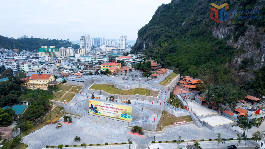 Quần thể di tích núi Bài Thơ và đền Đức Ông Trần Quốc Nghiễn (phường Hồng Gai) mới được tu bổ, mở rộng.