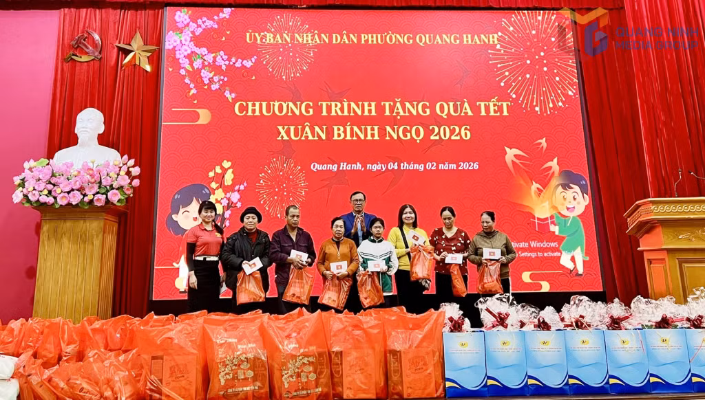 Hội Bảo trợ Người khuyết tật và Trẻ mồ côi tỉnh và Nhóm Từ thiện Quảng Ninh thân yêu tặng trao tặng quà Tết cho đối tượng hoàn cảnh khó khăn tại phường Quang Hanh.