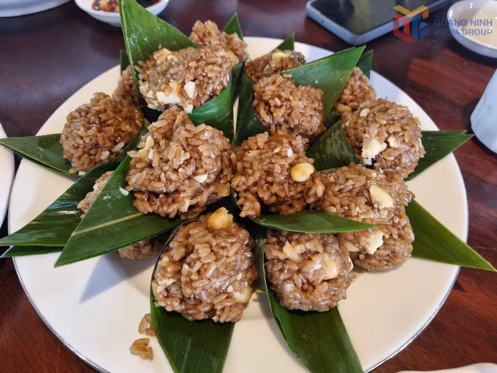 Xôi hồng trà thơm dẻo, tinh tế.