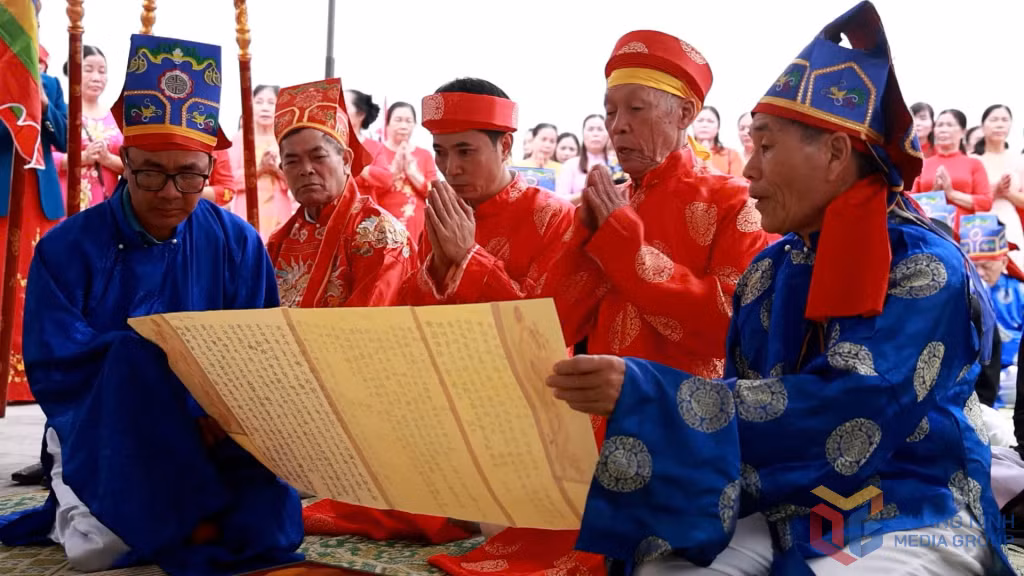 Đọc chúc văn khai hội đình.