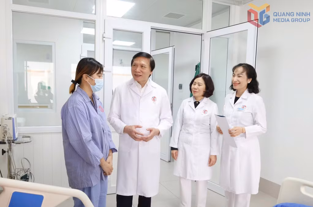 Lãnh đạo Bệnh viện Việt Nam - Thụy Điển Uông Bí chúc mừng người bệnh ghép thận thứ 5 được xuất viện trong tình trạng sức khỏe ổn định.