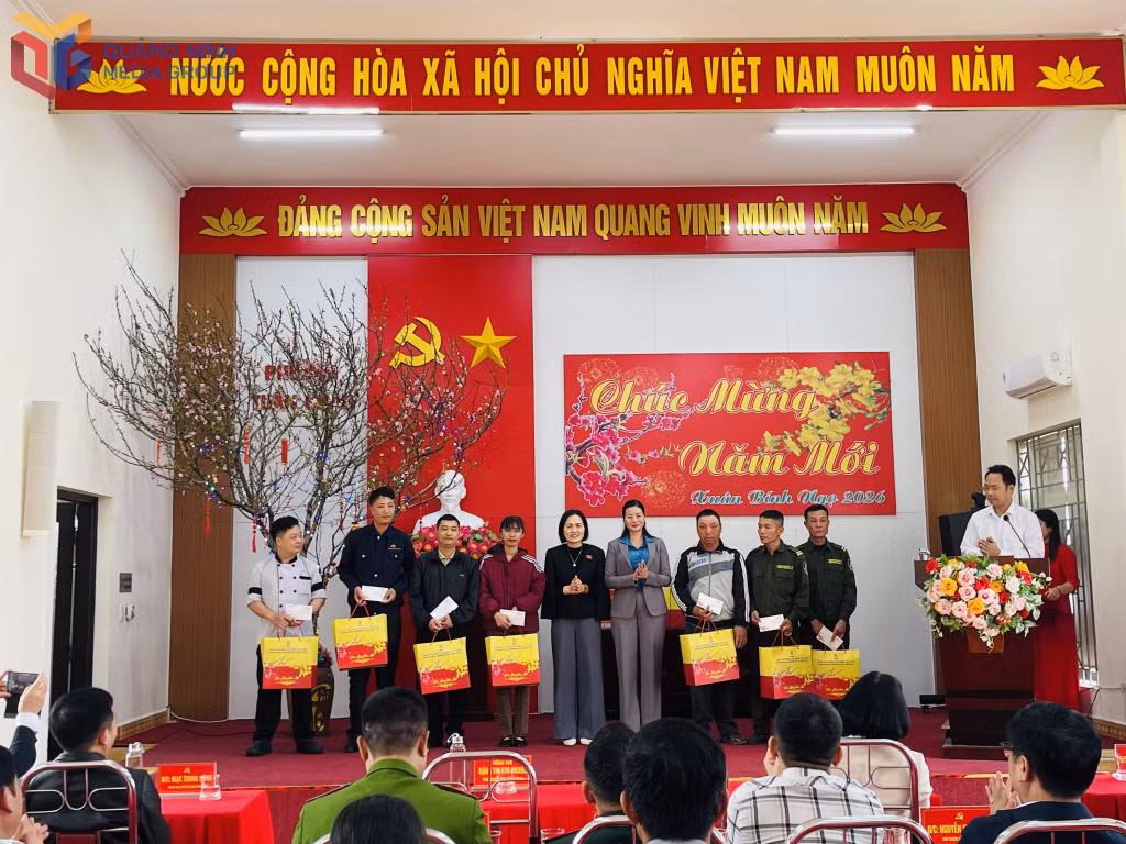 Đồng chí Trần Thị Kim Nhung, Ủy viên Thường trực Ủy ban Pháp luật của Quốc hội, Đại biểu Quốc hội tỉnh, tặng quà, chúc Tết người lao động có hoàn cảnh khó khăn tại phường Tuần Châu.