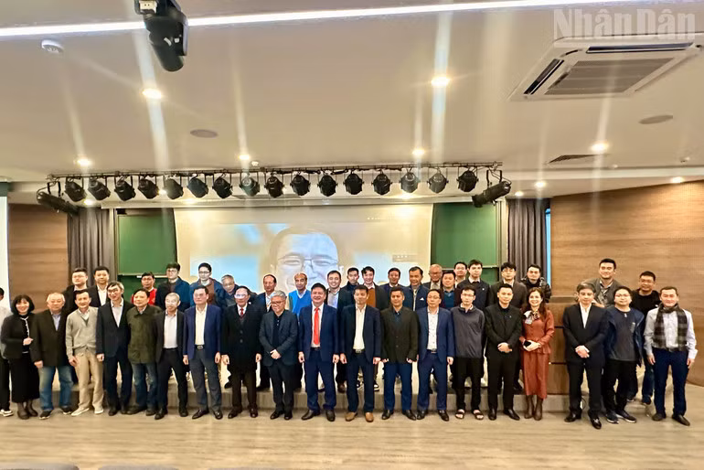 Các nhà khoa học chụp ảnh lưu niệm tại sự kiện.