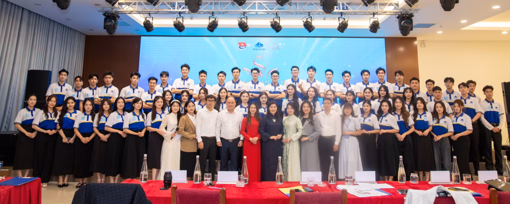 Ban tổ chức chụp ảnh lưu niệm cùng các thí sinh tham gia cuộc thi.