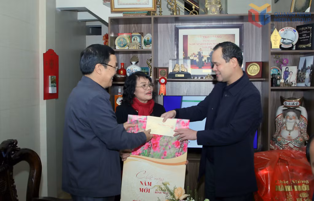 Đồng chí Trưởng Ban Nội chính Tỉnh uỷ cùng lãnh đạo phường Bãi Cháy tặng quà Tết cho gia đình Nghệ sĩ nhân dân Vũ Tiến Mác, diễn viên Đoàn Cải lương, nay là Đoàn Nghệ thuật tỉnh Quảng Ninh.