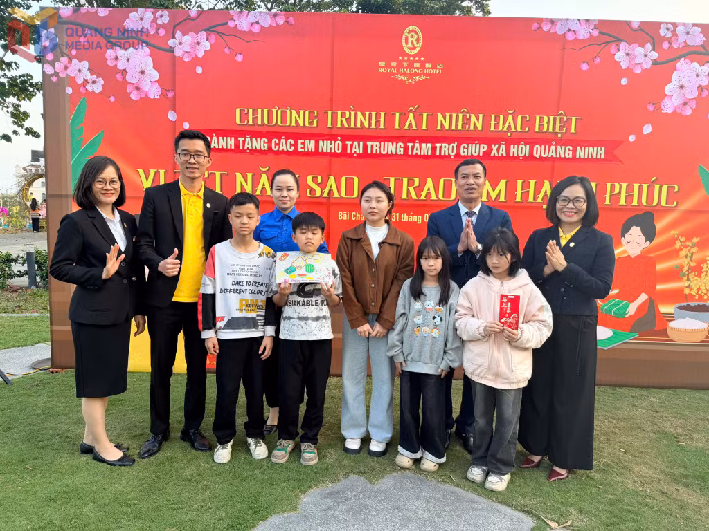 Công ty CP Quốc tế Hoàng Giang tặng quà cho trẻ em có hoàn cảnh đặc biệt tại Trung tâm Trợ giúp xã hội Quảng Ninh.