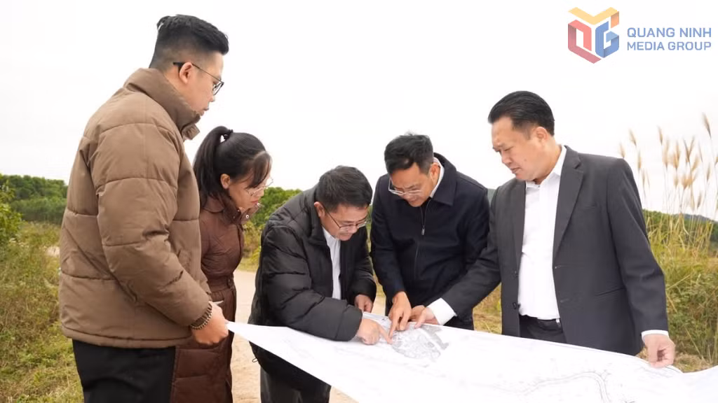 Đồng chí Nguyễn Văn Thành, Phó Chủ tịch Thường trực HĐND tỉnh kiểm tra tiến độ thi công một số dự án trên địa bàn xã Tiên Yên.