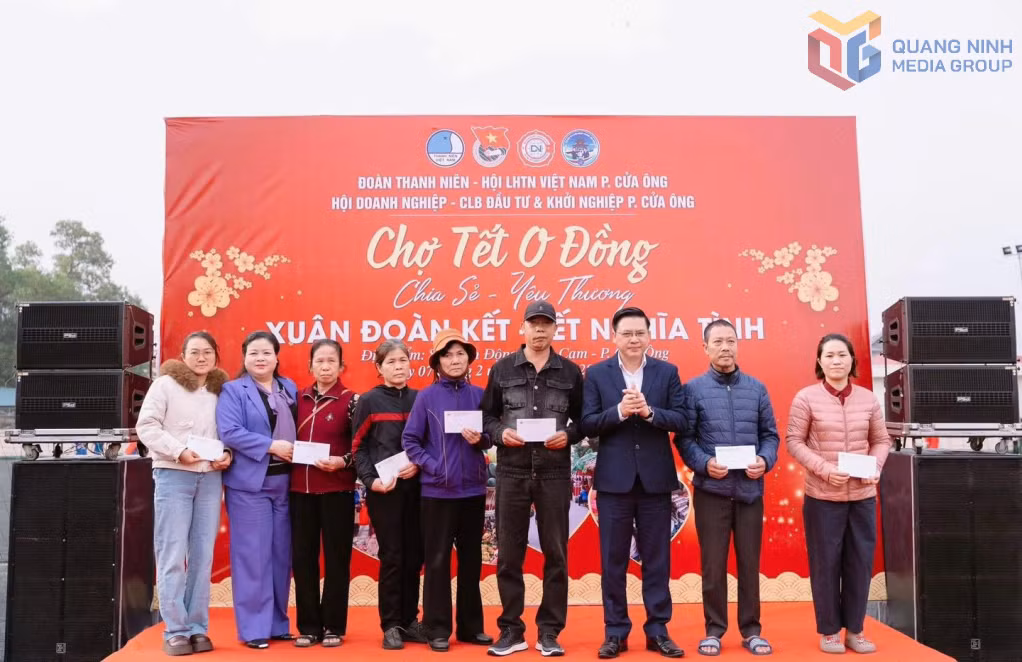 Lãnh đạo phường Cửa ông trao tặng các phần quà cho các hộ gia đình khó khăn.