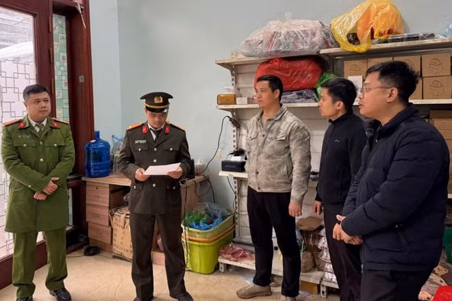 Cơ quan điều tra thi hành lệnh khám xét kho đối tượng người nước ngoài tại Lạng Sơn, thu giữ 100 bộ súng nén hơi. Ảnh: CACC.