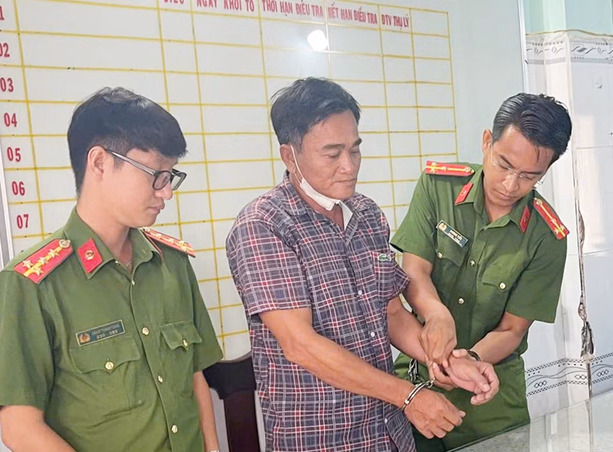 Văn phòng Cơ quan Cảnh sát điều tra Công an tỉnh An Giang thi hành Lệnh bắt bị can Phong vì hành vi lừa đảo chiếm đoạt tài sản. Ảnh: Vũ Tiến