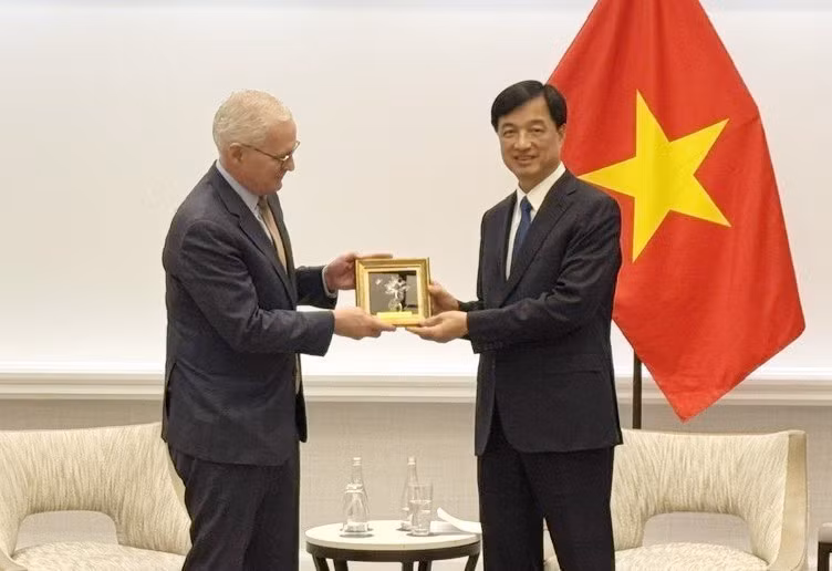 Bí thư Thành ủy Hà Nội Nguyễn Duy Ngọc tặng quà lưu niệm cho Chủ tịch Hiệp hội công nghiệp bán dẫn Hoa Kỳ (SIA) John Neuffe. (Ảnh: TTXVN)