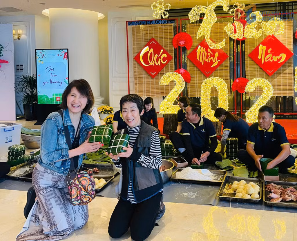 Du khách check in không gian gói bánh chưng dịp Tết tại Khách sạn Sài Gòn - Hạ Long - hoạt động được khách sạn duy trì trong nhiều năm qua.