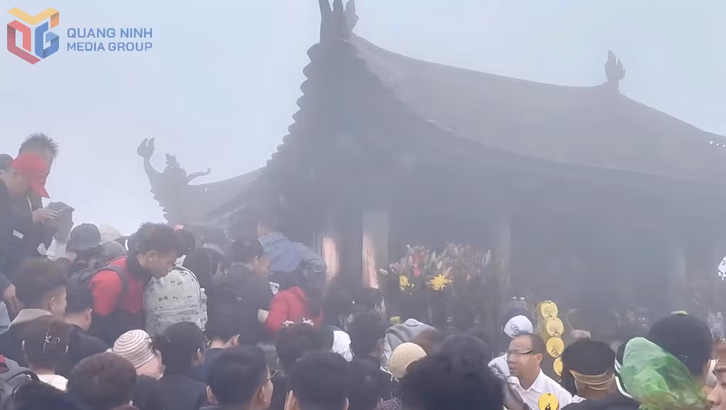 Rất đông người dân, tăng ni, phật tử và du khách hành hương về chùa Đồng, Yên Tử. 