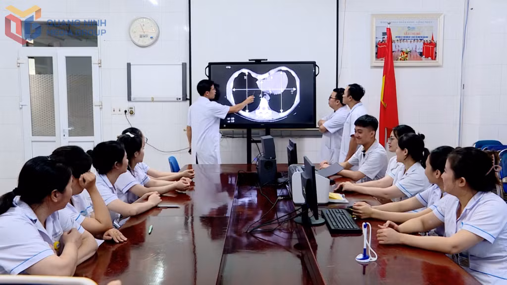 Trên cơ sở bệnh án điện tử đã và đang được triển khai hiệu quả những năm qua, Bệnh viện Bãi Cháy đã tích hợp thêm AI, nâng cấp các tính năng nhằm giúp đưa ra phác đồ điều trị tối ưu. Ảnh: Nguyễn Trang