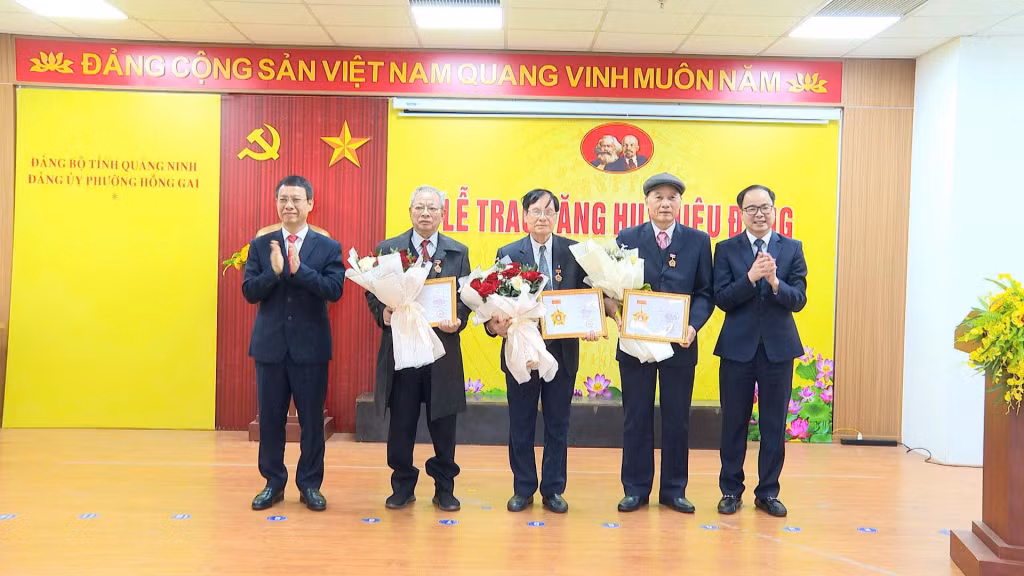 Đồng chí Nguyễn Hồng Dương, Ủy viên BTV Tỉnh uỷ, Trưởng Ban Tuyên giáo và Dân vận Tỉnh uỷ và đồng chí Lê Ngọc Thanh, Bí thư Đảng uỷ phường Hồng Gai trao tặng Huy hiệu Đảng cho các đảng viên có tuổi Đảng từ 30 đến 60 năm.