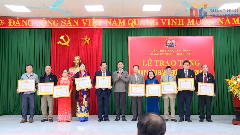 Đồng chí Trần Mạnh Hùng, Phó Bí thư Đảng ủy, Chủ tịch UBND phường Bãi Cháy trao Huy hiệu Đảng cho các đảng viên.