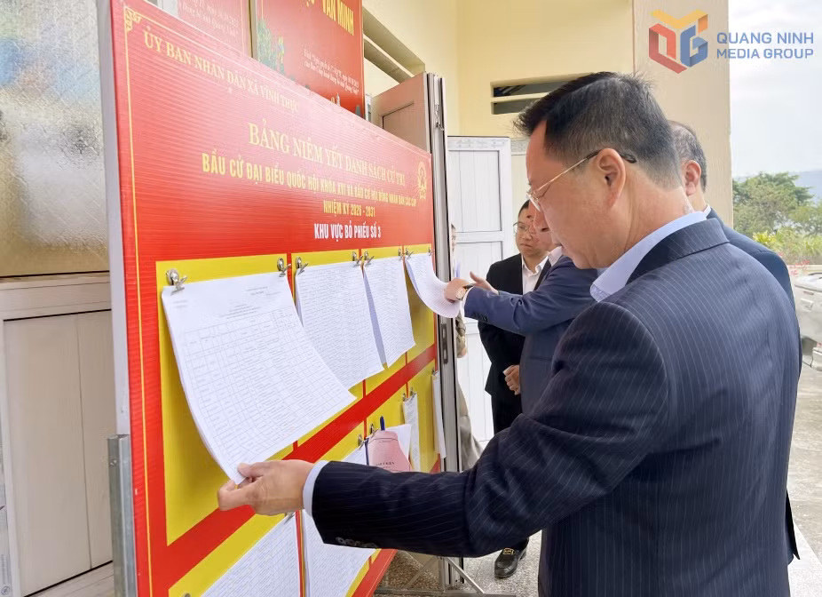 Đồng chí Lê Văn Ánh, Phó Chủ tịch UBND tỉnh, kiểm tra việc niêm yết danh sách cử tri tại khu vực bỏ phiếu số 3, xã Vĩnh Thực.
