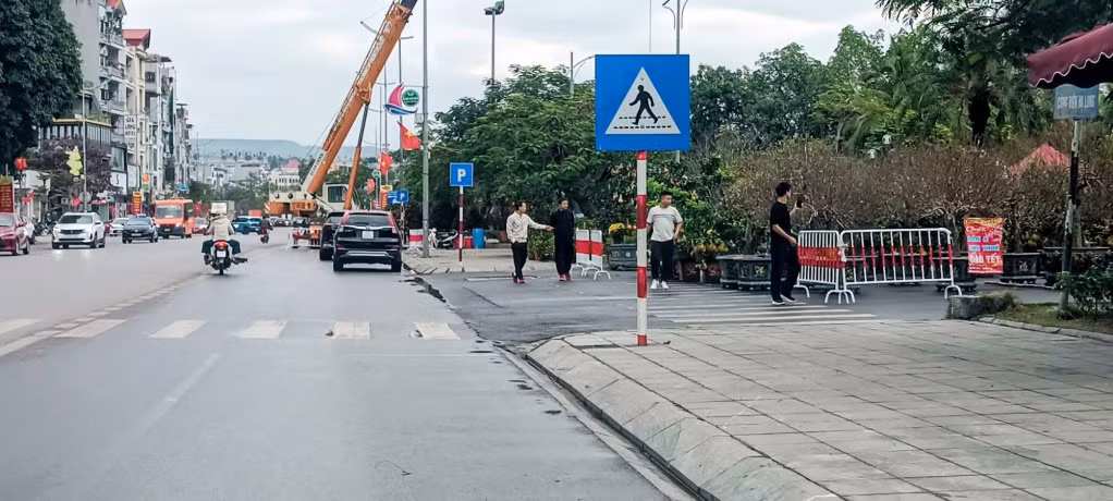Ngay trong ngày 4/2, toàn bộ cây cảnh bày trên vỉa hè của các tiểu thương đã được lực lượng chức năng của phường di chuyển vào đúng nơi quy định (Ảnh do đơn vị cung cấp)