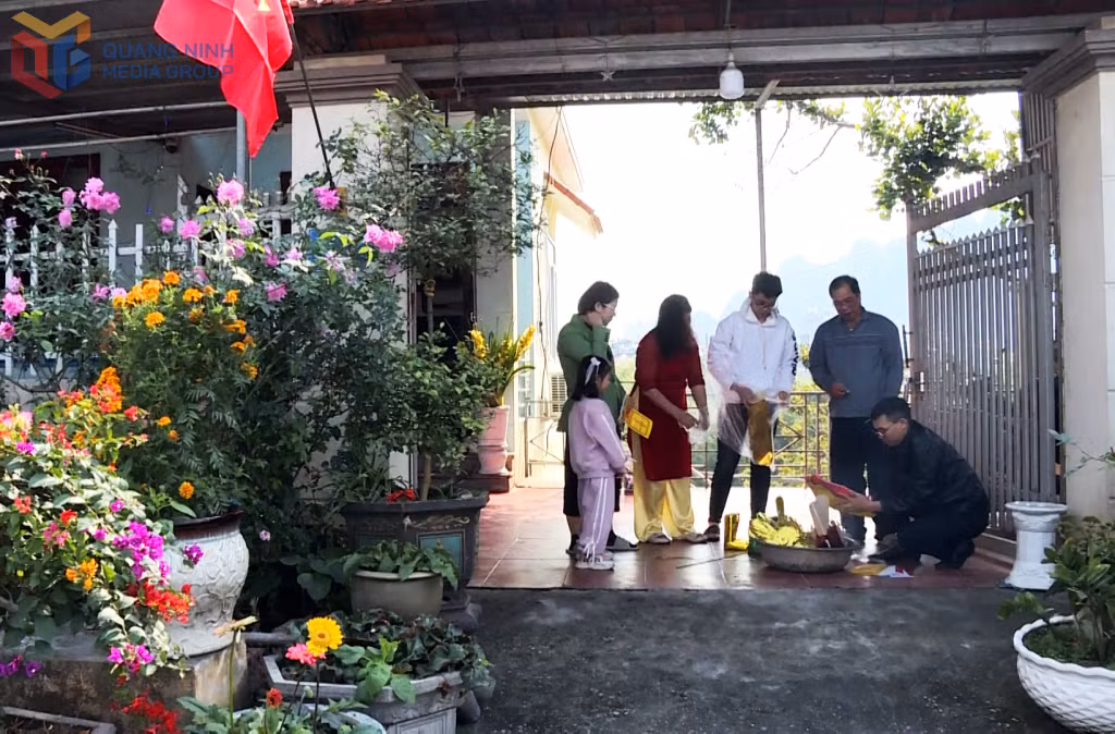 Người dân nâng cao ý thức hóa vàng, bảo đảm an toàn phòng cháy, chữa cháy, đồng thời thể hiện nếp sống văn minh trong thực hành tín ngưỡng truyền thống.