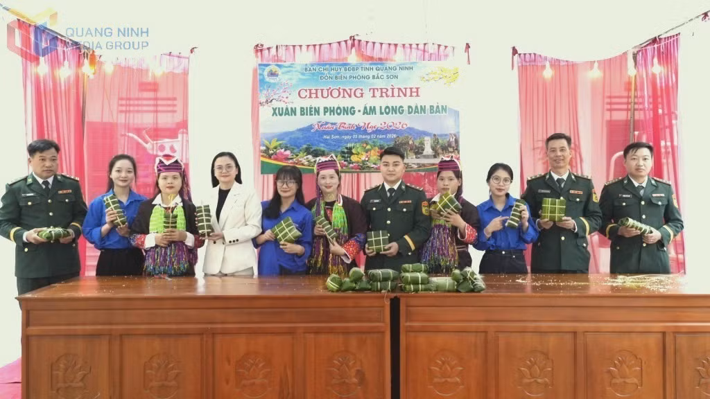 Đồn Biên phòng Bắc Sơn, cấp ủy chính quyền và người dân xã Hải Sơn cùng chung vui gói bánh chưng trong chương trình “Xuân biên phòng - Ấm lòng dân bản”.