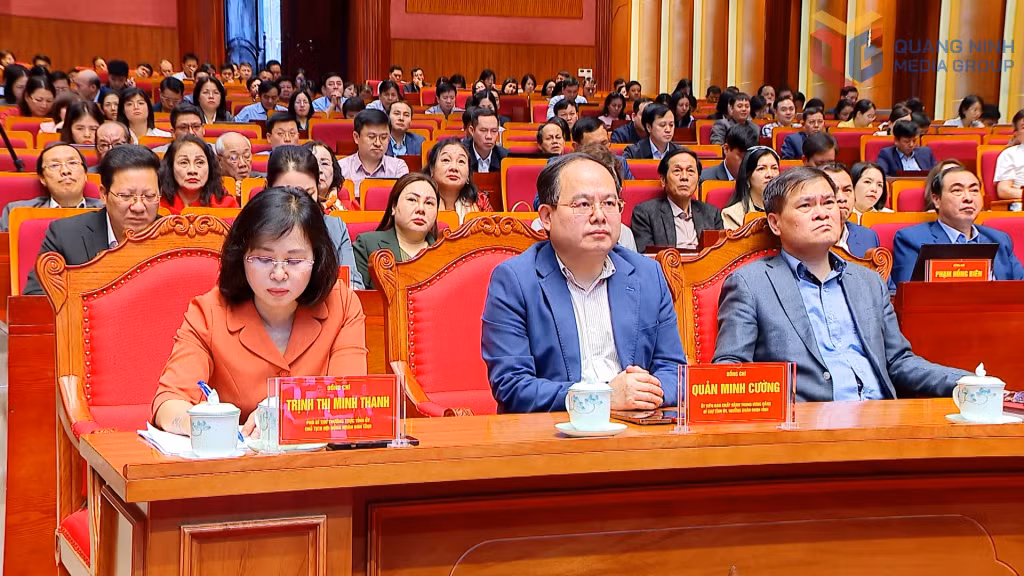 Các đồng chí lãnh đạo tỉnh và các đại biểu dự tại điểm cầu Quảng Ninh.