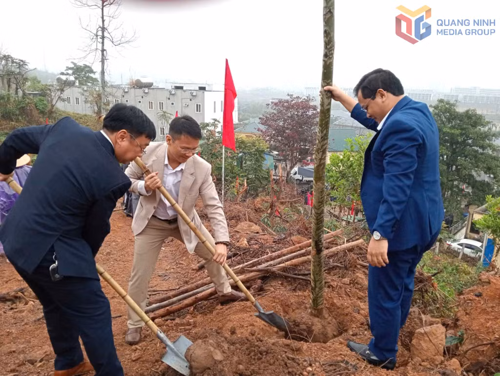 Đông đảo cán bộ, đảng viên và nhân dân tham gia Tết trồng cây.
